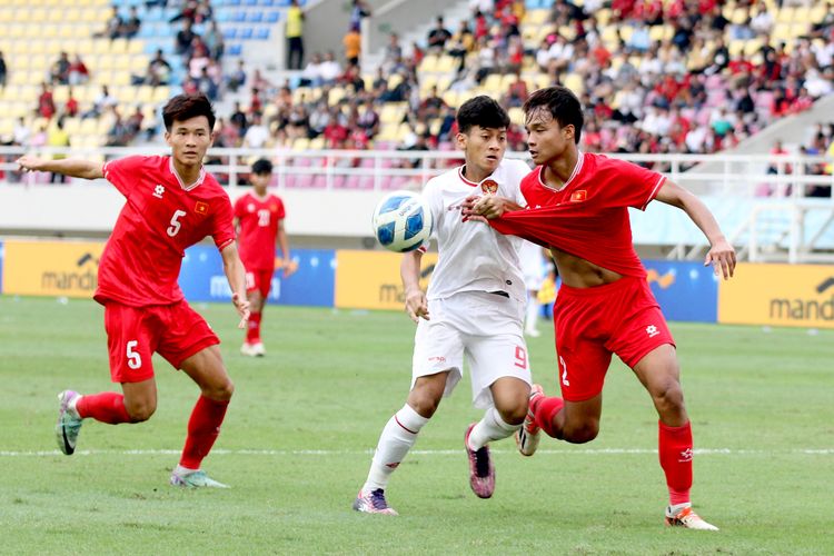 Pemain Timnas U16 Indonesia Mochamad Mierza Firjatullah berebut bola dengan pemain Vietnam saat laga perebutan tempat ketiga Piala AFF U16 2024 yang berakhir dengan skor 5-0 di Stadion Manahan Solo, Rabu (3/7/2024) sore.