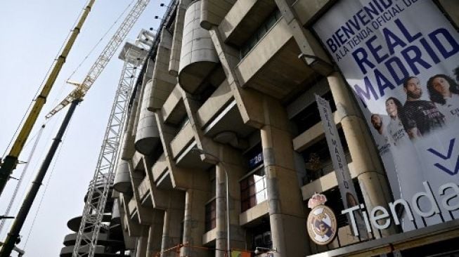 Suasana renovasi Santiago Bernabeu, markas Real Madrid, pada Maret 2021 yang melenceng dari target. [AFP]